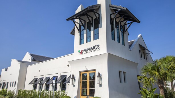 Um edifício branco com uma placa que diz 'MIMMOS Ristorante Italiano'.