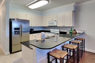 Cafetera/tetera, refrigerador, microondas, horno