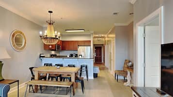 Lejlighed - flere senge - køkken - udsigt til have (#263A - No Pets) | Privat køkken | Køleskab, mikrobølgeovn, ovn, kogeplade