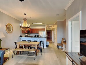 LÀgenhet - flera sÀngar - kök - utsikt mot trÀdgÄrden (#263A - No Pets) | Eget kök | KylskÄp, mikrovÄgsugn, ugn och spishÀll