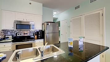 Kondominium, Beberapa Tempat Tidur, balkon, pemandangan kolam renang (#002 - No Pets) | Dapur pribadi | Lemari es, microwave, oven, dan kompor