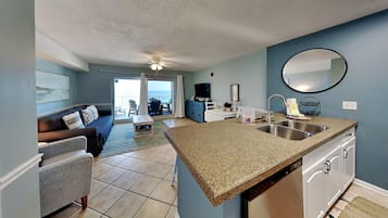 Condo, várias camas, sacada, vista para o oceano (#702 - No Pets) | Cozinha privada | Geladeira, micro-ondas, fogão, cooktop