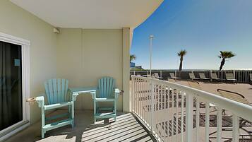 Condo, várias camas, sacada, vista para a piscina (#002 - No Pets) | Área da propriedade