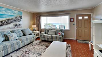 Appartamento, letti multipli, cucina, vista oceano (#9 - No Pets) | Area soggiorno | TV