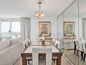 Condo, varias camas, balcón, vista al océano (#11E - No Pets) | Restaurantes