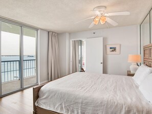 Condo, varias camas, balcón, vista al océano (#11E - No Pets) | 3 habitaciones, decoración personalizada y muebles diferentes 