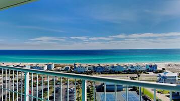 Apartamento, varias camas, balcón, vistas al mar (#12C - No Pets) | Jardines del alojamiento