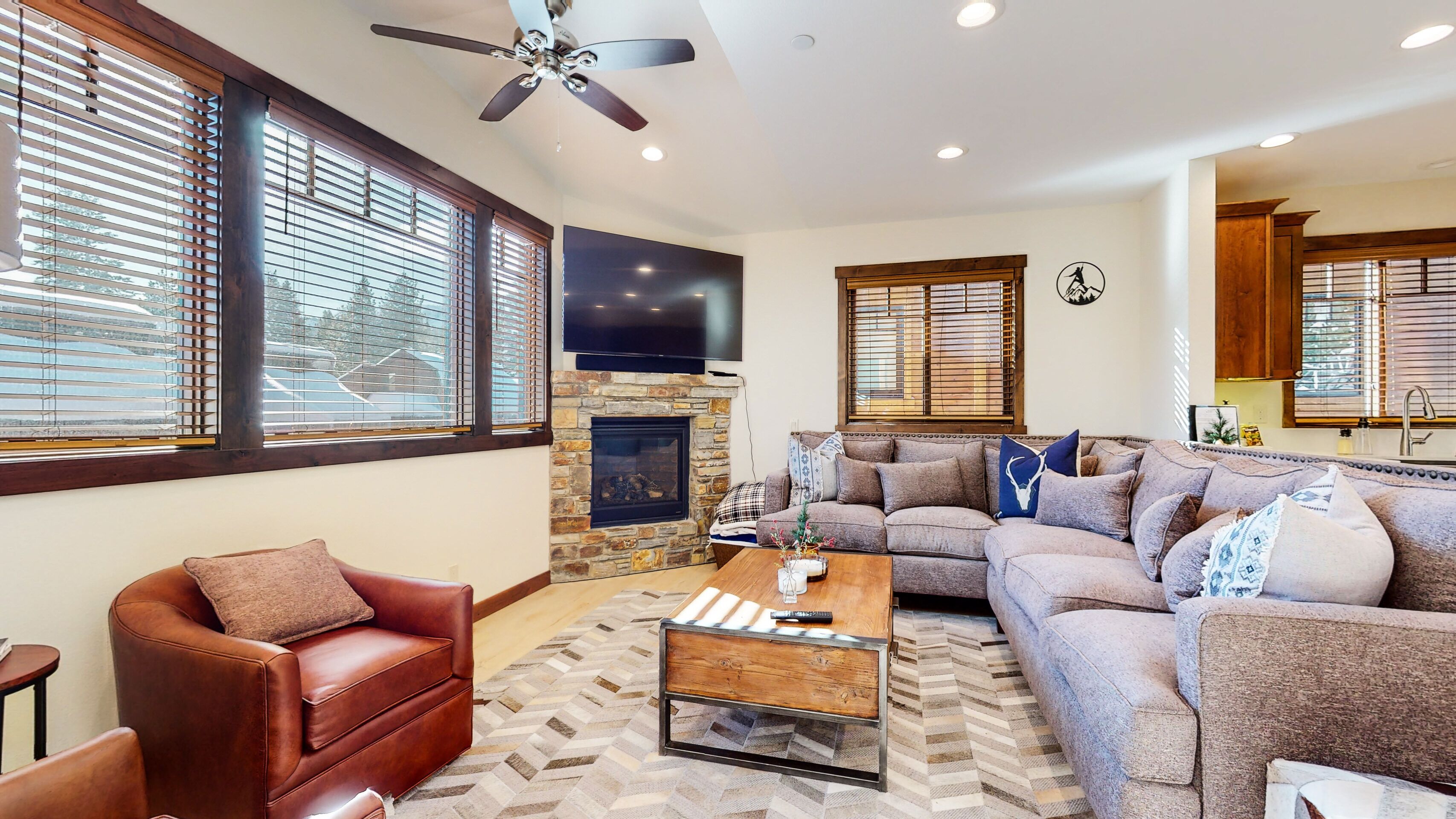 Una Smart TV, una chimenea