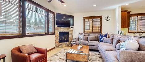 Una Smart TV, una chimenea