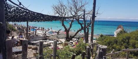 Una spiaggia nelle vicinanze