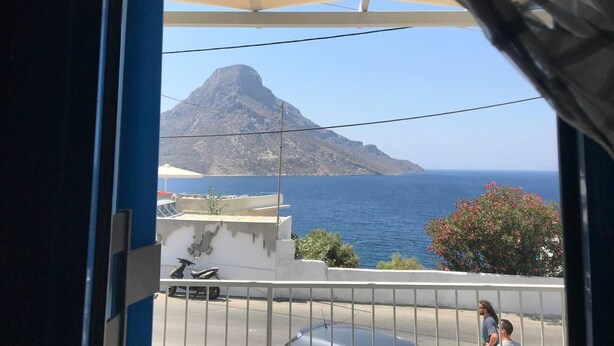 A balcony with a view of the sea and a mountain. - 1 Bed Apt - Sleeps 2 - Free Parking - Sea View (Kalymnos)
