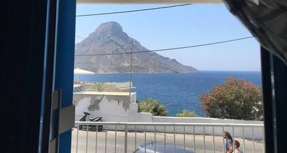 1 Bed Apt - Sleeps 2 - Free Parking - Sea View
