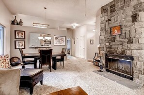 Televisión, chimenea y reproductor de DVD 