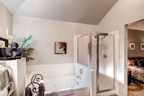 Badewanne, Haartrockner, Handtücher