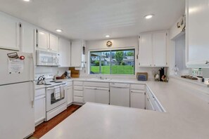 冰箱、微波炉、烤箱、炉灶