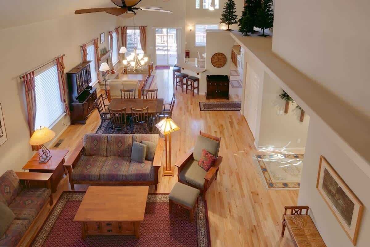 Fernseher, Kamin, DVD-Player