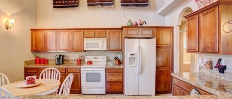 Geladeira, micro-ondas, fogão, cooktop