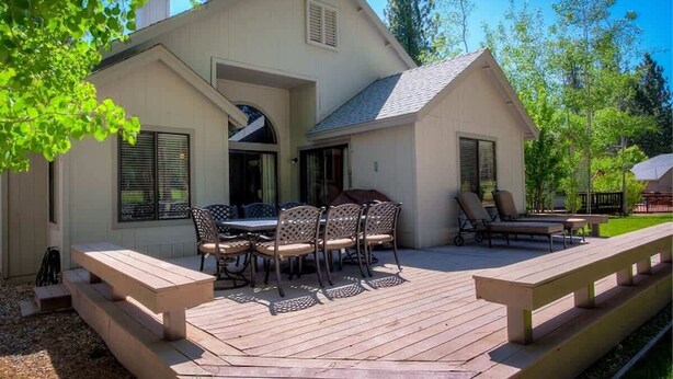 Une maison dotée d’une terrasse, d’un espace salon extérieur et d’un patio couvert.