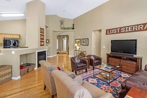 Televisión de pantalla plana, chimenea, videojuegos