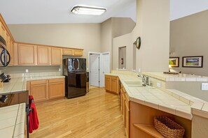 Refrigerador, microondas, horno, placa de cocina