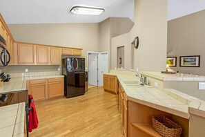 Refrigerador, microondas, horno, placa de cocina