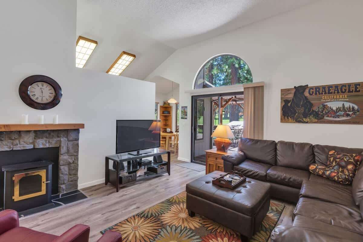 テレビ、暖炉、DVD プレーヤー