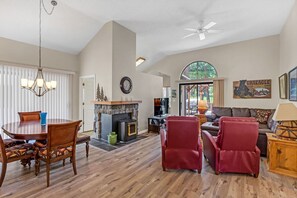 Télévision, cheminée, lecteur de DVD