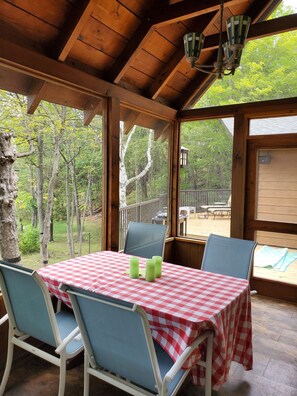 Outdoor dining - Big Rideau Lake, Modern Retreat (Portland)