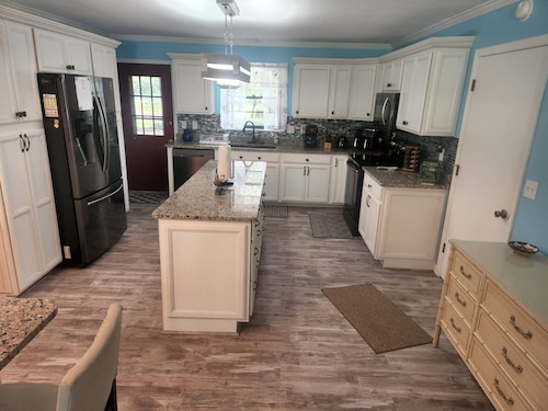 Quiet, Relaxing Family Get-away. Close to many attractions!