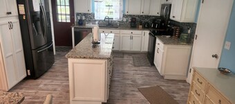 Quiet, Relaxing Family Get-away. Close to many attractions!