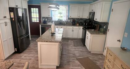 Quiet, Relaxing Family Get-away. Close to many attractions!