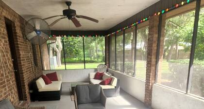 Quiet, Relaxing Family Get-away. Close to many attractions!