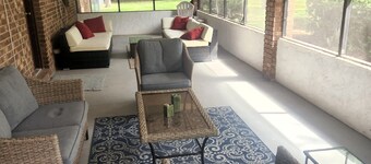 Quiet, Relaxing Family Get-away. Close to many attractions!