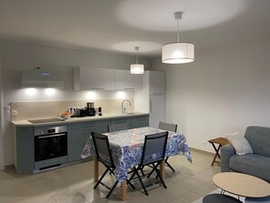 Kjøleskap, ovn, kokeplater og oppvaskmaskin