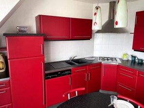 Réfrigérateur, micro-ondes, four, plaque de cuisson