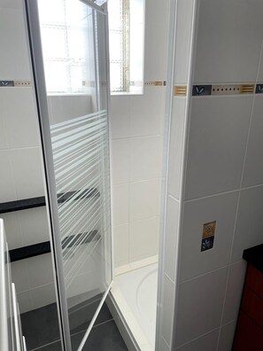 Dusche, Haartrockner, Toilettenpapier