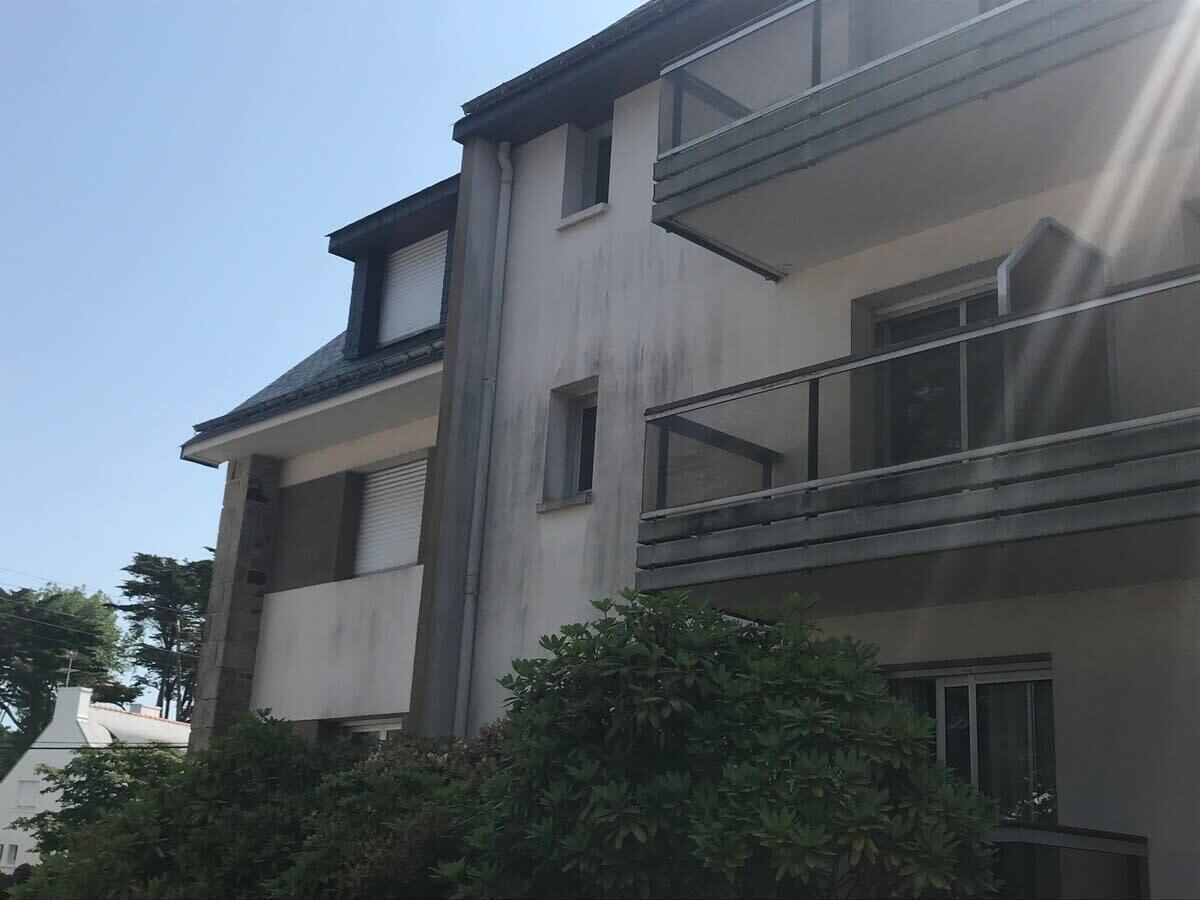En bygning i flere etager med moderne arkitektur, med altaner og store vinduer.