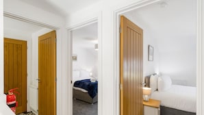 Une chambre d’hôtel équipée d’un lit, d’une table de chevet et d’un extincteur.
