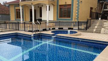 Una piscina al aire libre