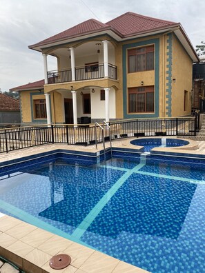 Outdoor pool - VIP House IN Kibagabaga With Swimming Pool (Kigali)
