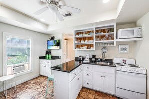 Fridge, microwave, oven, stovetop - Pet friendly cottage, fenced yard, located in downtown Port A! (Port Aransas)