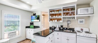 Pet friendly cottage, fenced yard, located in downtown Port A!