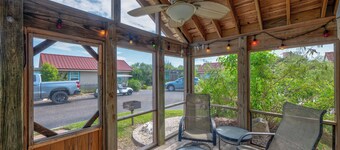 Pet friendly cottage, fenced yard, located in downtown Port A!