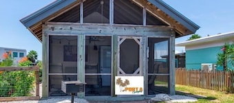 Pet friendly cottage, fenced yard, located in downtown Port A!
