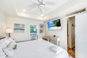 1 bedroom, iron/ironing board, free WiFi, bed sheets - Pet friendly cottage, fenced yard, located in downtown Port A! (Port Aransas)