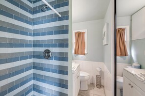 Shower, hair dryer, towels, shampoo
