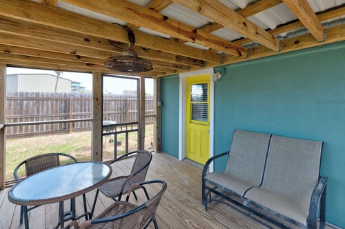 Quaint Port Aransas cottage, Lovely patio room, Near everything!