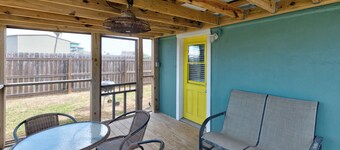Quaint Port Aransas cottage, Lovely patio room, Near everything!