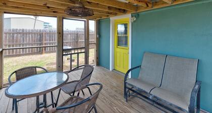 Quaint Port Aransas cottage, Lovely patio room, Near everything!