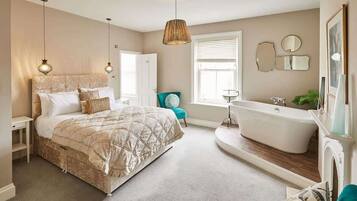 6 bedrooms, desk, iron/ironing board, free WiFi